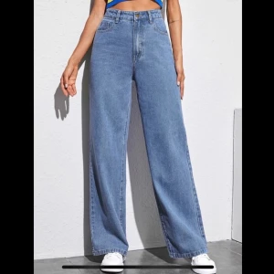 Wide leg jeans - Säljer ett par helt nya wide leg Jeans i storlek L (se mått på tredje bilden) 175kr + frakt (köparen står för frakten) om flera är intresserad så får man buda i kommentarerna 💕