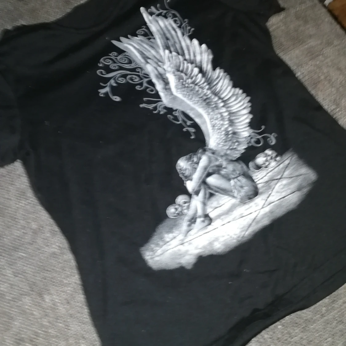 Svart T-shirt med tryck strl. M - 90