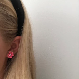 Örhängen  - Säljer mina super söta rosa örhängen. Aldrig använt da förutom på bilden, säljer pga att jag råkade beställa fel och de är inte riktigt min stil. Köpare står för frakt eller möts upp i gbg💓