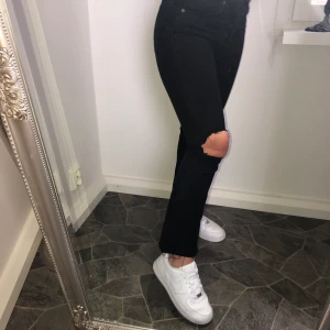 Jeans i från Zara - Säljer dessa fina jeans i från Zara som tyvärr inte kommer till användning. Storlek 34 men passar också en 32. Har själv klippt jeansen vid knäna. Dom är slutsålda köpt för 500kr, bud från 80. 