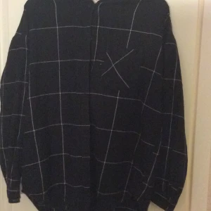 Monki skjorta M  - Väldigt snygg skjorta som jag nu har vuxit ur passar kille som tjej men som sagt så är den för liten för mig. (min ipad kamera e keff btw)