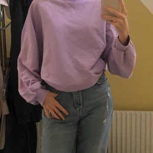 Oversized Tröja från Monki strl XS - Ljuslila tjocktröja från Monki med lätt polokrage, använd endast en gång och i toppenskick!! Väldigt oversized då XS ser ut som M/L 💜💜 Frakten är ca 60kr och om flera vill ha sker budgivning och kontakta privat om du är intresserad 💜💜