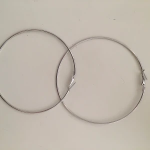 Stora silver hoops - Ett par supersnygga stora hoops i silverplätering. Använda endast en gång. 8,5 cm i diameter.