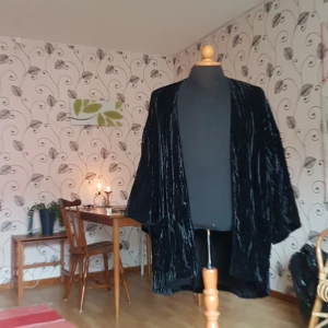 Kofta från Monki säljes - Denna kofta från Monki säljes då den inte längre används. Passar både S och M. 100% polyester och utsidan glimrar då mönstret reflekterar ljus i olika vinklar. 