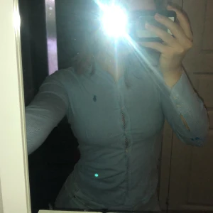 Ralph lauren skjorta - Jättefin skjorta med my ket stretch, köpt för ett tag sedan men fungerar bra än, DEFFEKT! liten färgfläck  vid högerarmbåge, bild i dm. 🦋🦋