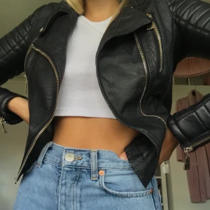 Skinnjacka  - Skinnjacka från chiquelle i storlek 36