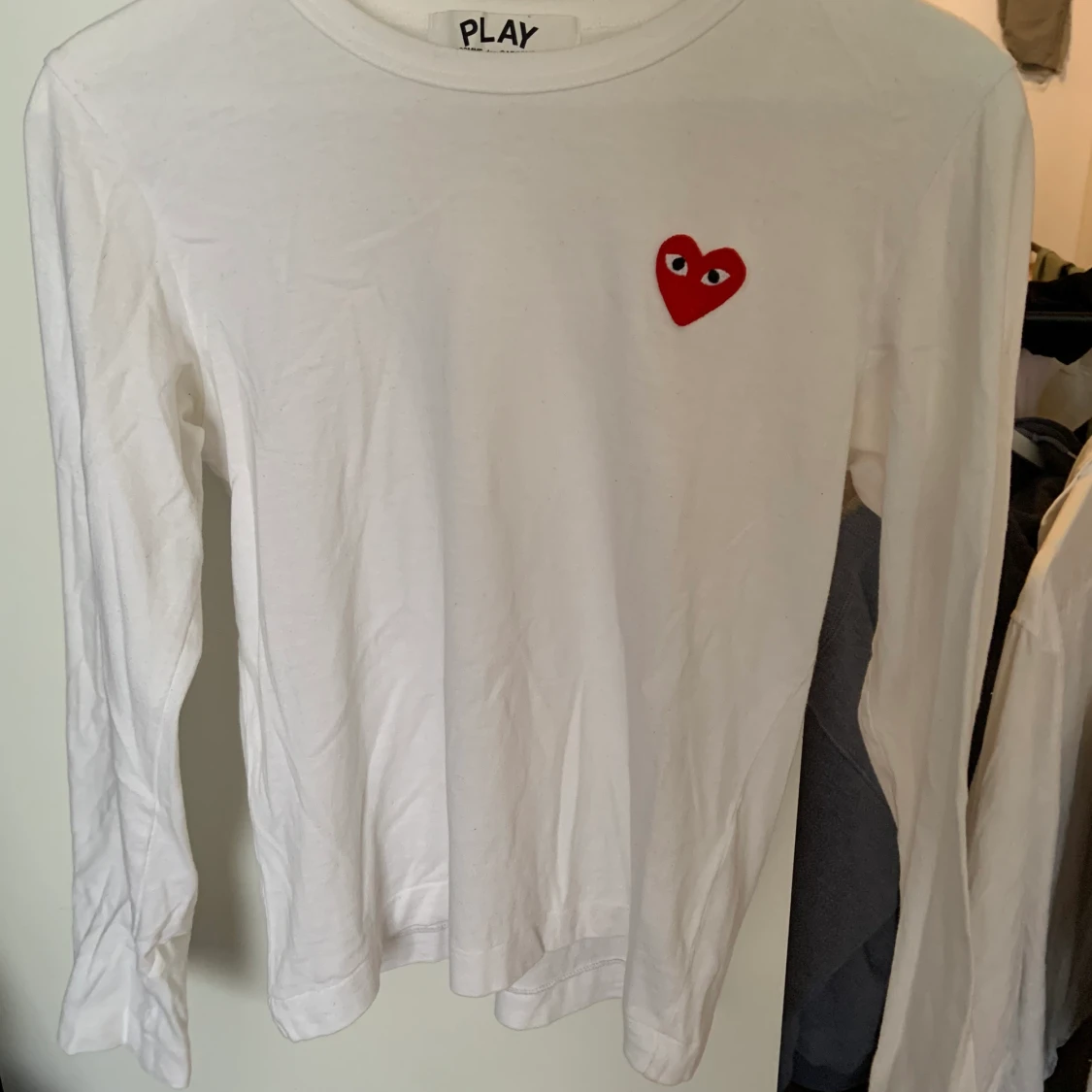 commes des garcons play tröja 