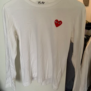 commes des garcons play tröja  - Tröja använd ca 5 gånger! Sitter som en liten m 