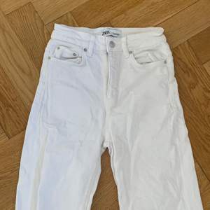 Säljer ett par vita jeans som är försmå för mig. Den har två märken på sig, kan skicka bild på dem. De går ner till anklarna på mig som är 160 och är från Zara. Kan mötas upp eller så står köparen för frakten!