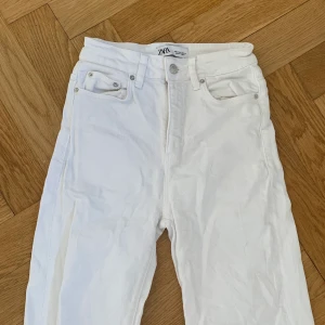 Vita jeans - Säljer ett par vita jeans som är försmå för mig. Den har två märken på sig, kan skicka bild på dem. De går ner till anklarna på mig som är 160 och är från Zara. Kan mötas upp eller så står köparen för frakten!