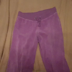 Cubus Lila mjukisbyxor och lite tajta  - Bra skick på mjukisbyxor, storlek 146/152 (11-12 år), lågmidjade och väldigt bekväma, säljer för att de är för små. Kan mötas i Uppsala annars +50 kr frakt💖Betalning sker via swish!