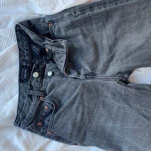 Gråa jeans - Säljer ett par gråa jeans ifrån & otiet stories. Ser mörkare ut på bilden är vad dem egentligen är. Är i gott skick! Kan mötas upp eller så står köparen för frakten!