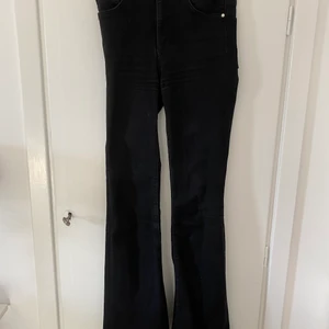 Bikbok jeans  - Bootcut jeans från bikbok i storlek S. Köparen står för frakten 