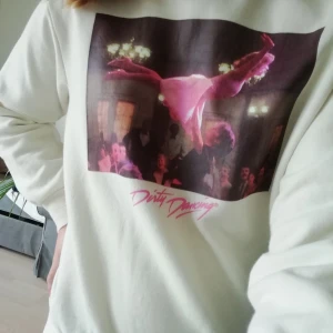 Sweatshirt - Säljer denna slutsålda mysiga sweatshirt! Nyskick☺️ XS men oversize, så den passar S också 💕