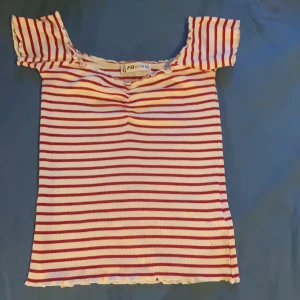 new yorker - vit och röd topp frakt tillkommer