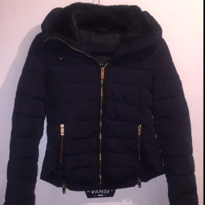  - Jacka från Zara, knappt använd så i väldigt bra skick, är storlek M men hade nog passat en S också, jätteskönt foder i kragen som blir som en varm halsduk när dragkedjan är ända upp, luva gömd i kragen.