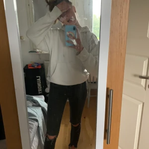 Jeans - Svart gråa jeans från Gina köpta för något år sedan i strl 34. Säljs för att jag tycker att dem blivit lite korta på längden. Jag är 171.