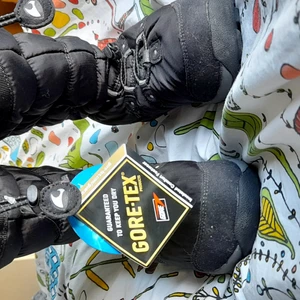 Vinterskor - Oanvända vinterskor. Ordinarie pris 1000kr 