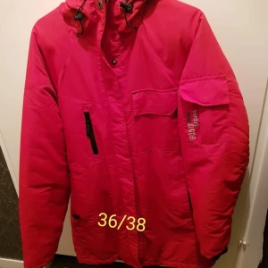 Jacka 36/38 - Står nå om peak på men ingen aning om det är en peak jacka. Perfekt skick. Pris kan diskuteras vid snabb affär. Köparen står för spårbar frakt på 63kr. 