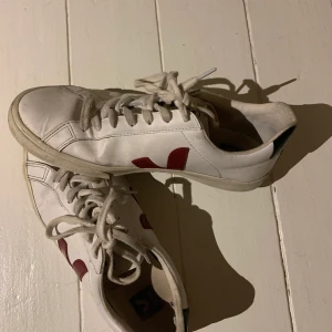 Veja sneakers 40 - Ett par veja sneakers i storlek 40! Köpta på arket för 1200. Väldigt bra skick! 