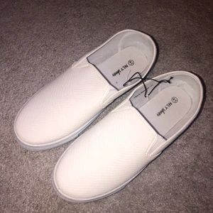 Oanvända Slipin 41 - Vita skor i skinimitation med ormmönster, köpta från Nelly. Upphämtas annars står köparen för frakten.