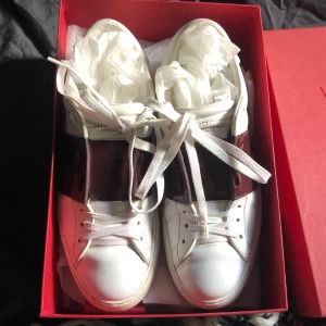 Valentino skor - Använda men har tvättat av dom (innersulan är smutsig) och bytt till nya (valentino) snören! Äkta Valentino såklart. Köpta från Farfetch för kring 5000kr💞 Kvitto och dustbag finns. *Har lagt upp en till annons på i dagsljus!(gå till den för fler bilder)*