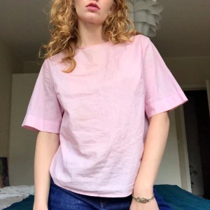 Weekday topp - ljurosa oversized topp i storlek small från weekday