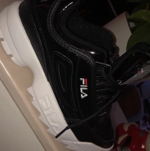 Fila skor svarta   - Ett par svarta glansiga fila skor i bra skick!  Storlek 39. 