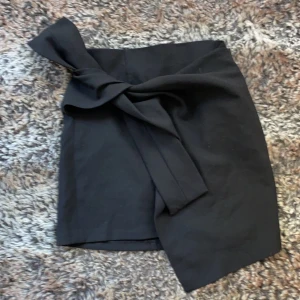 Kjol. Storlek m  - Fin kjol i svart. Storlek m men tror även kan passa storlek S . Finns i malmö