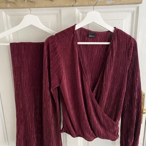 VINRÖTT SET - Set i vinrött med urringad långärmad tröja och hög byxa. Möts på Södermalm och vid frakt står köparen för kostnad!