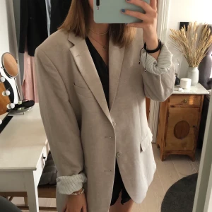 Vintage kavaj - Oversized kavaj köpt på secondhand från herravdelningen i väldigt bra skick, ser nästan oanvänd ut. Den är så så så fin och älskar färgen och detaljerna men tycker den är lite för stor på mig :( Kontakta mig för ytterligare bilder eller frågor 