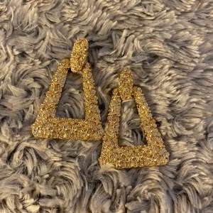 Balla guldiga örhängen  - Riktigt snygga örhängen som sticker ut och glr de flesta outfits balla. Aldrig rkt använt dom så därav e dom som helt nya🤩🥰  ❗️frakt 30kr