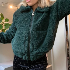 Fluffig höst/vinterjacka - Gosig jacka från Urban Outfitter, perfekt nu inför hösten (även vinter)! Härlig kort modell, håller värmen väldigt bra (approved av en fryslort), fin mörkgrönfärg. Fraktar eller möter upp i Karlstad🍃🌲🐉 