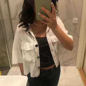 Kortärmad Skjorta  - Säljer denna kortärmade skjorta, storlek S. Aldrig använt och därav det fina skicket! Frakt tillkommer❤️