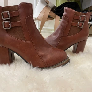 Boots  - Aldrig använda fint skick ( st 38 men sitter som 36 ungefär) 