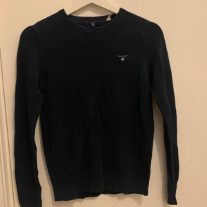 GANT tröja - Stickad tröja från GANT. Väldigt fint skick & knappt använd ! Storlek xs men ganska töjbar så skulle säga att den passar upp till M beroende på hur man vill att den ska sitta. Säljer denna för 300 kr eller denna & den andra vita i paketpris för 500 kr.