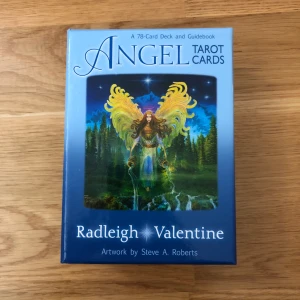 Tarot kort - Mycket sparsamt använd tarotkortlek i väldigt fint skick. Utan skavanker. Fraktkostnad är inräknad i priset 