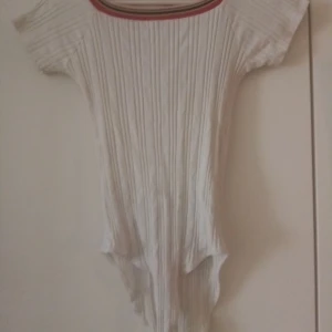 Vit "rippad" body  - Aldrig använd, köparn står för frakt 