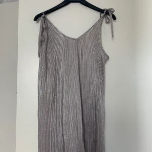 Festklänning  - Snygg festklänning, sparsamt använd. Snygga justerbara axelband och sitter så snyggt på :) 