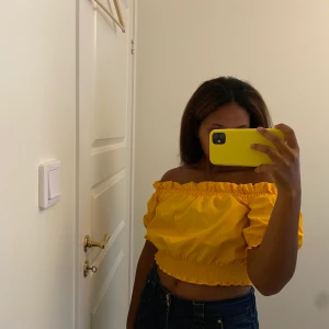 Gul topp - Gul topp som köptes för länge sen men nästan aldrig använts. Den är väldigt stretchig och passar Xs-L💛