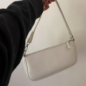 Axelremsväska  - En vit axelremsväska i ormskinnsmönster!🧚🏽‍♀️🧚🏽‍♀️ Köparen står för frakten💓  