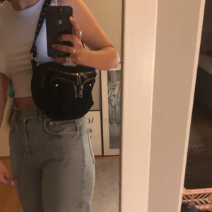 Ellie new suede bag black - Säljer den här jätte fina väskan från nunoo i fint skick! Den har inga som helst fläckar och är inte söndrig någonstanns!✨✨
