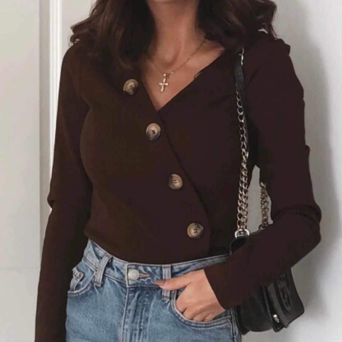 Mörkbrun topp med knappar