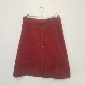 Manchesterkjol - En trendig kjol i manchester med knäppning från Monki som jag glömt kvar i garderoben lite väl länge. Nu passar den dessvärre inte! Den är i storlek 36, men har hylsor för skärp så passar nog allt från en 34-38. Färgen är mer djupt mörkröd irl! Den slutar innan knäna på mig som är 167 cm. Färgen är mer mörkröd irl! Priset är 200 kr inkl frakt. Annars kan jag mötas upp i Stockholm!🌸