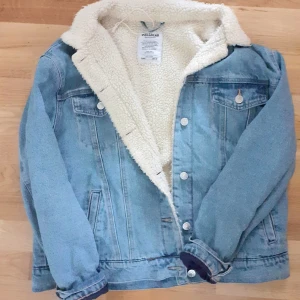 Supercool Pull&Bear denimjacka, storlek M - Köpte denna jackan för 2 år sen, men har använt den max 10 gånger ! Så nästan nyskick. Insidan är fint vitt "teddy"material. Storlek M, kanske passar för nån med storlek S för oversized look😍✨  (på första bilden så ser man riktiga färgen)