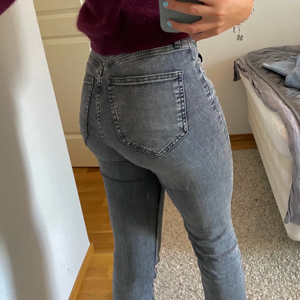 Snygga gråa slits jeans från zara som sitter perfekt! Stretchiga och sköna, har inte kommit till användning så mycket på senaste. Nyskick! Köparen står för frakten.💞. Jeans & Byxor.