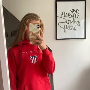 Gant Hoodie - Superfin Gant Hoodie, säljer pga. att den tyvärr inte kommer till användning längre. Nypris: 720kr, Mitt pris: 100kr. Har använt den ganska mycket men inget som syns. Bra skick.