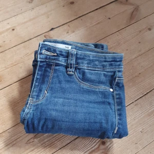 Jeggings jade jeans - Fina jeans med bra passform lite för små för mig sitter tajt och bra i midjan inte använt mer än 4 gånger st 140 passar även i st 152 köparen står för frakten