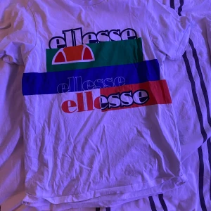 Ellesse t-shirt - Säljer min vita Ellesse T-shirt pga att den inte används. Stryks innan jag skickar den/möta upp. Strl L men funkar även på de med M