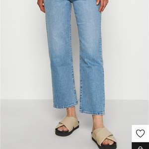 Säljer dessa assnygga Levis jeans från Zalando, köptes för 1200 kr💕 storlek w27 å passar bra i längden för mig som är 164
